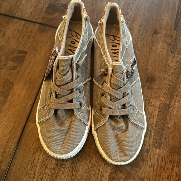 Shoes - Picture 2 of 8